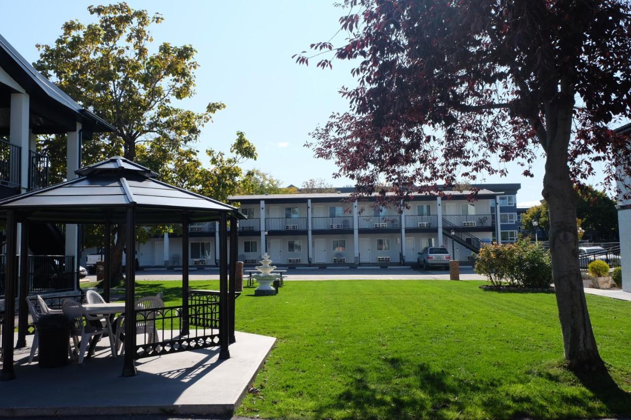 Oasis Inn Kelowna Exterior photo