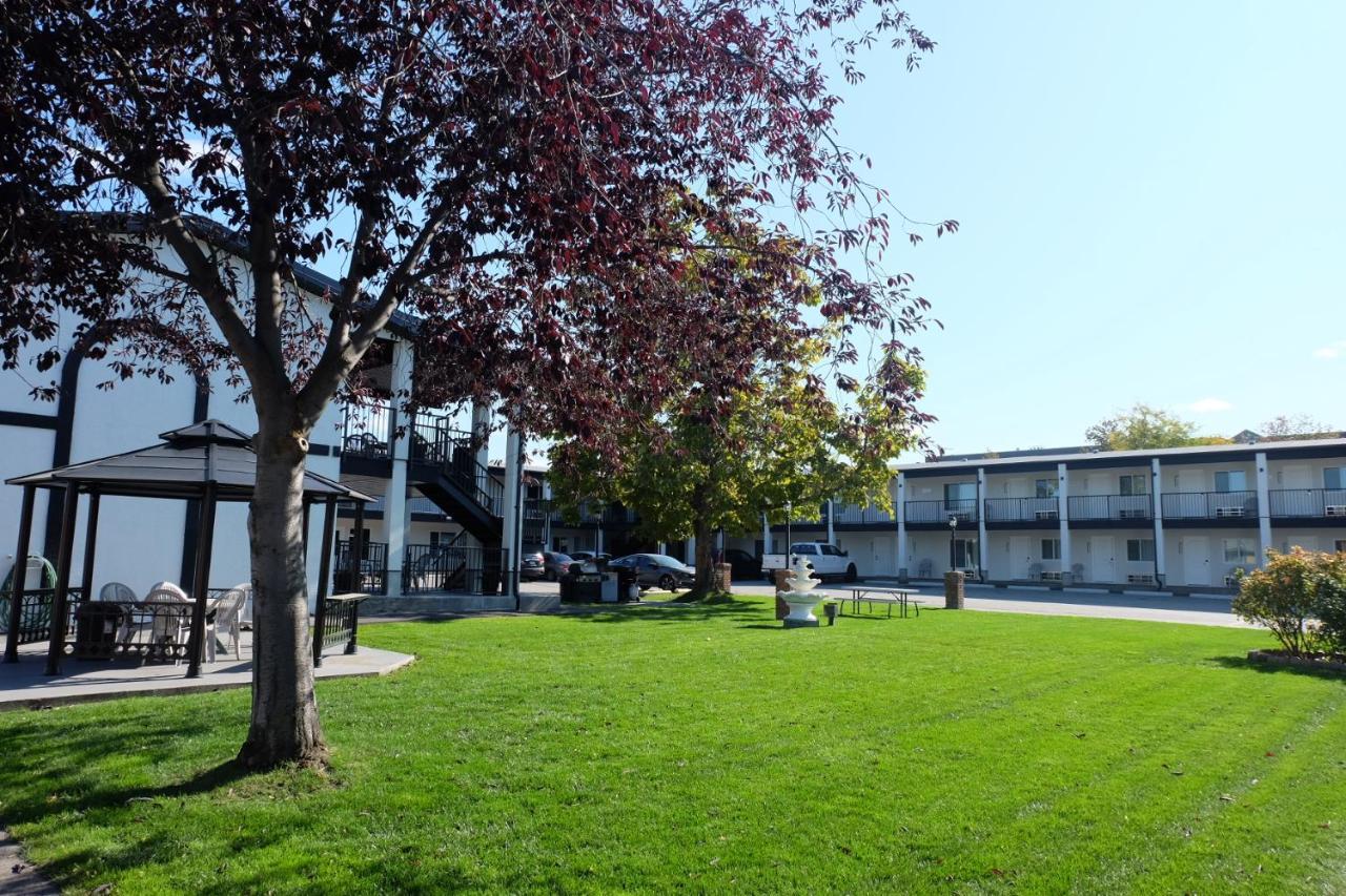 Oasis Inn Kelowna Exterior photo